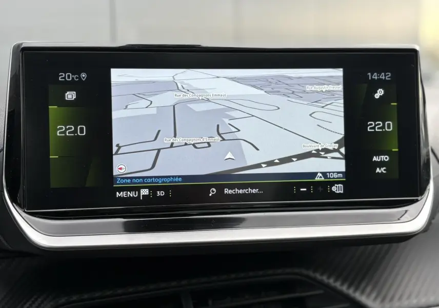 Écran tactile 10 pouces affichant la navigation 3D dans l'habitacle du Peugeot 208 noir Perla 2023