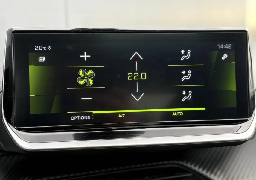 Écran tactile 10 pouces du système de climatisation automatique de la Peugeot 208 GT noir perla, affichant 22°C.
