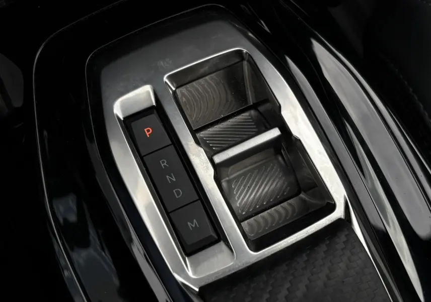 Gros plan sur la commande de boîte automatique noire et argentée de la Peugeot 208 GT 1.2 PureTech 130 EAT8.
