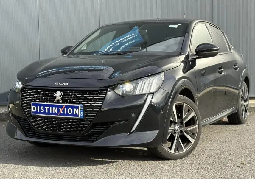 Peugeot 208 noir perla vue 3/4 avant droit avec calandre distinctive et jantes alliage 17 pouces.