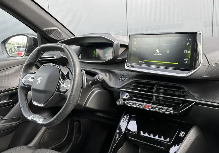 Intérieur avant gauche du Peugeot 208 GT noir Perla, volant compact cuir avec badge GT et écran tactile 10 pouces.