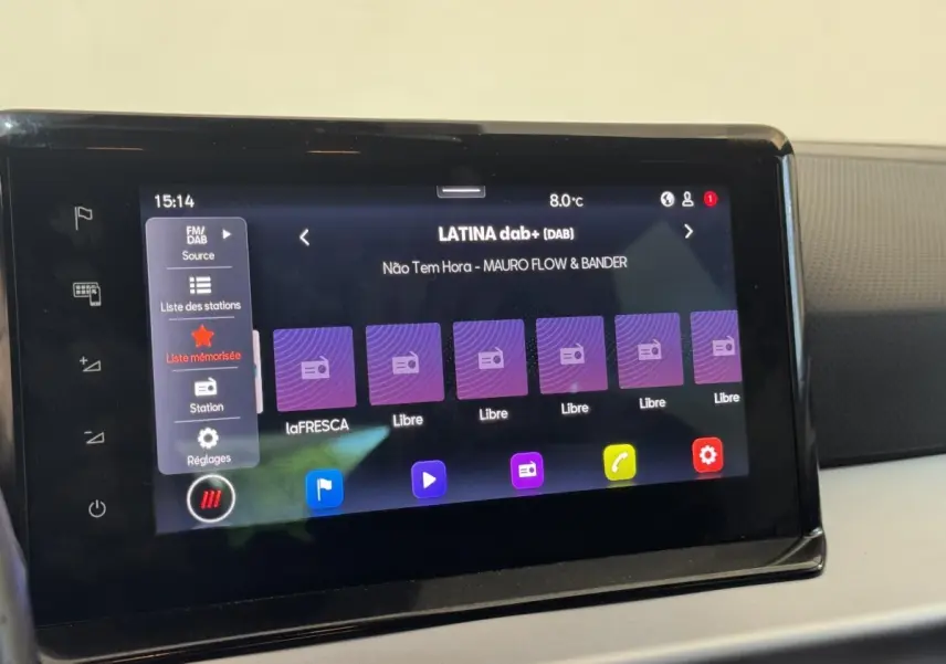 Écran tactile central affichant la radio DAB+ dans l'habitacle d'une SEAT IBIZA 1.0 TSI 110 FR 2024