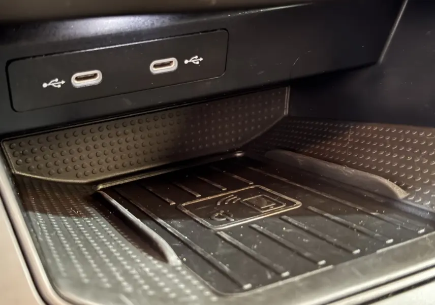 Gros plan sur la zone de chargement sans fil et ports USB-C dans l'habitacle noir de la SEAT Ibiza 2024.