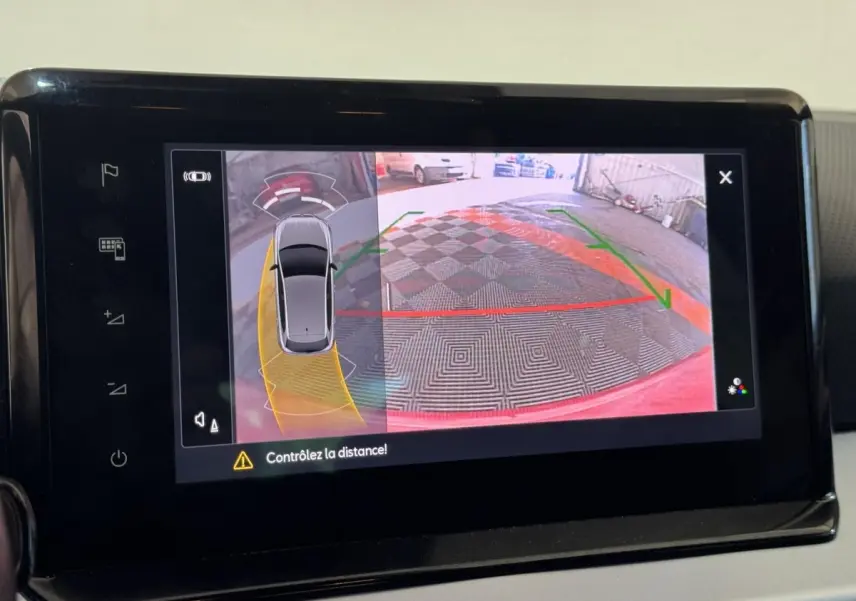 Écran tactile montrant la caméra de recul et les capteurs de distance d'une SEAT IBIZA rouge 2024.
