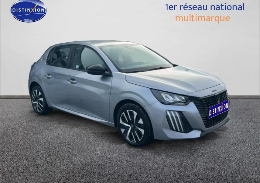 Peugeot 208 1.2 100 Style gris Artense vue 3/4 avant droit avec jantes distinctives et calandre noire.