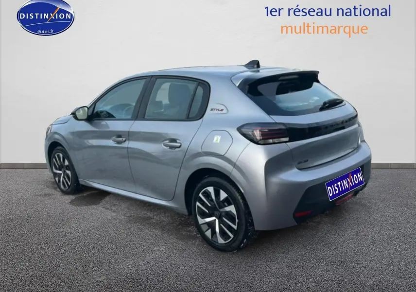 Peugeot 208 gris artense vue 3/4 arrière droit, avec jantes alliage et feux arrière LED noirs.
