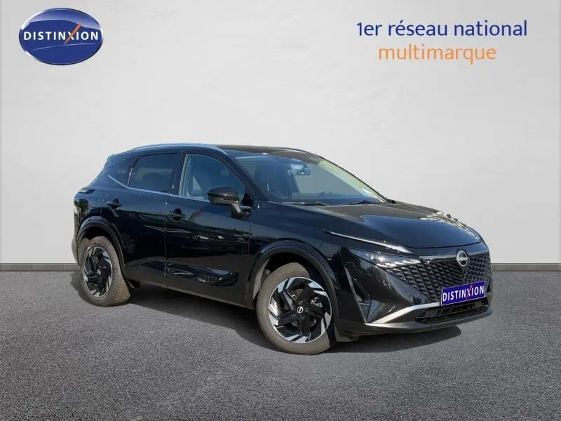 Nissan Qashqai 2025 noir Kuro métallisé en 3/4 avant droit avec jantes alu noires et calandre distinctive.