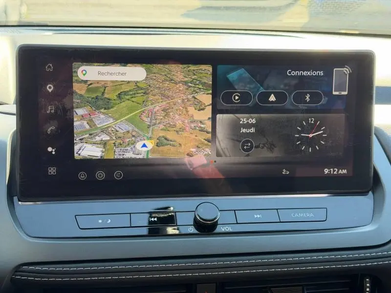 Écran tactile central du tableau de bord du Nissan Qashqai 2025, affichant GPS et connexions, intérieur noir.