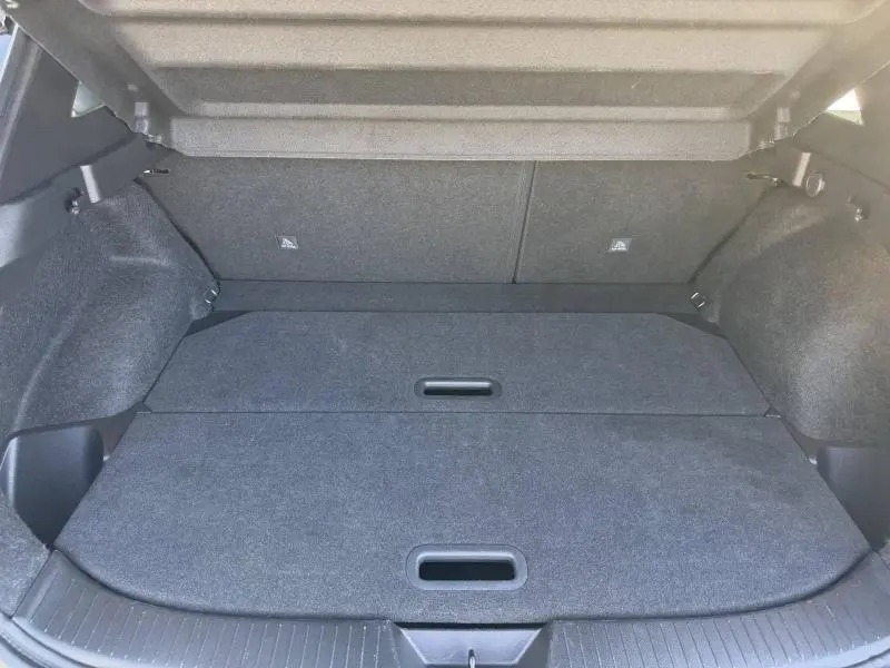 Coffre spacieux du Nissan Qashqai 2025 noir Kuro métallisé, vue intérieure depuis l'ouverture arrière.