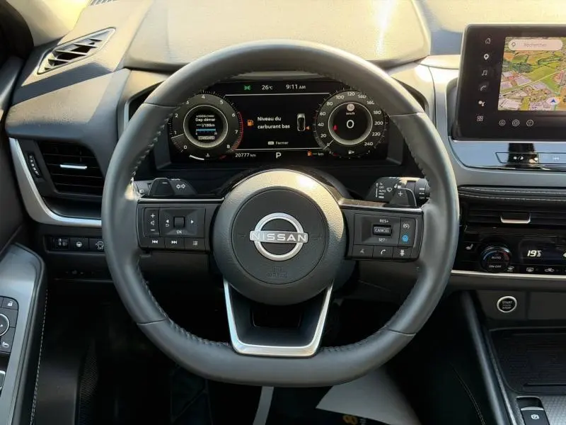 Vue rapprochée du volant cuir multifonction et du tableau de bord numérique du Nissan Qashqai 2025 noir Kuro.