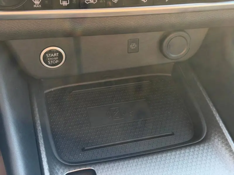Détail intérieur montrant le bouton Start/Stop et le chargeur sans fil noir du Nissan Qashqai 2025.