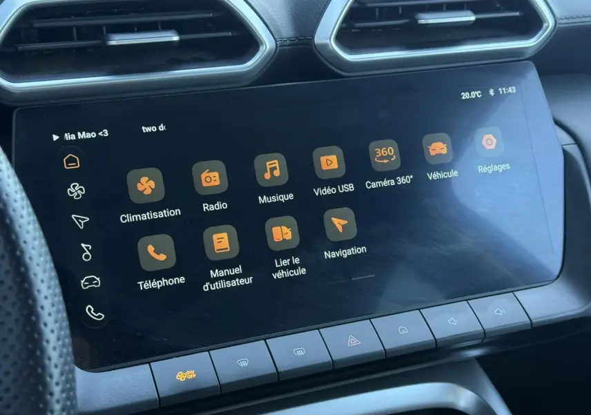 Écran tactile central du MG ZS 1.5 Hybrid+ 197 Luxury affichant les options de navigation et caméra 360°, intérieur noir.