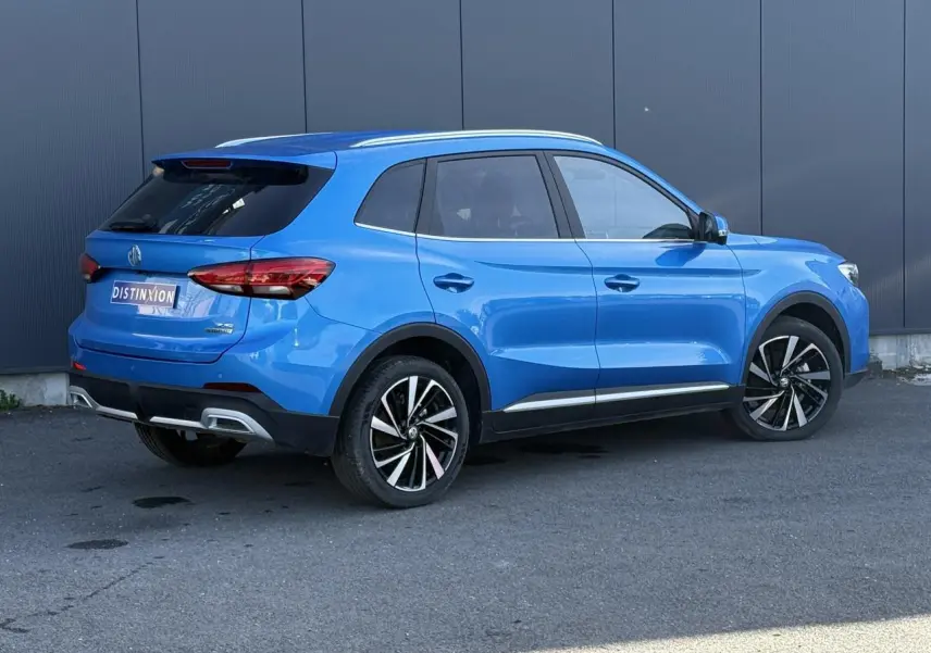 Vue 3/4 arrière droite du SUV MG ZS 1.5 Hybrid+ 197 Luxury en bleu Como métallisé avec jantes alliage 18 pouces.