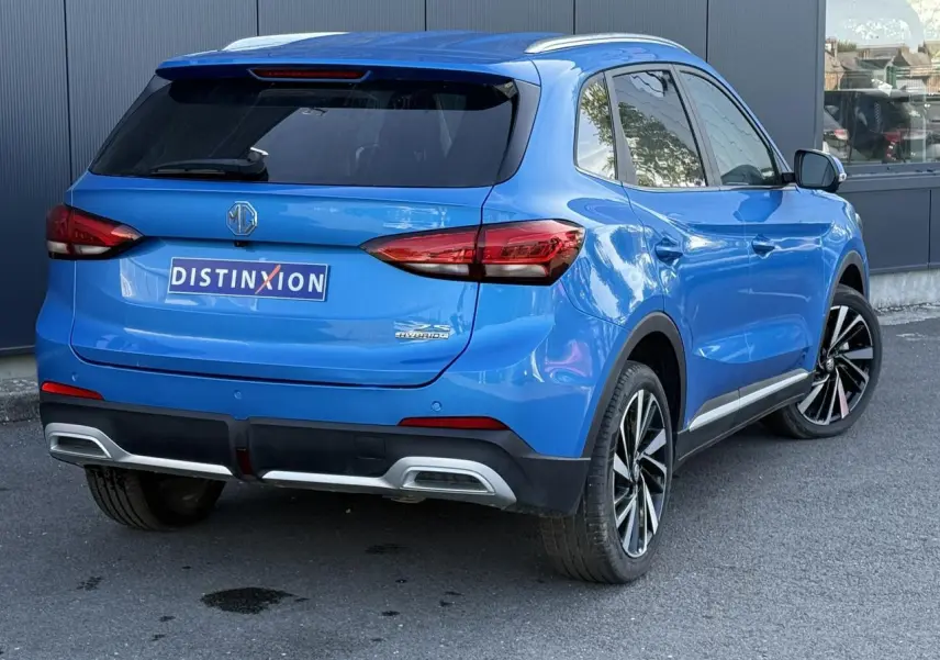 Vue 3/4 arrière droite du SUV MG ZS 1.5 Hybrid+ 197 Luxury en bleu Como métallisé avec jantes alliage 18 pouces.
