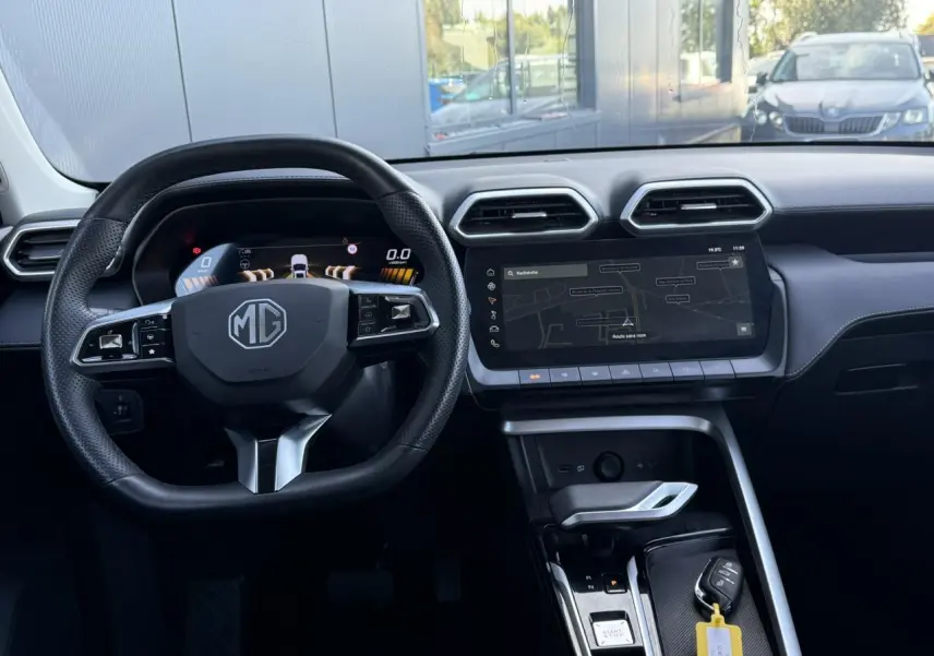 Vue intérieure du tableau de bord du MG ZS 1.5 Hybrid+ 197 Luxury 2025, avec volant cuir et écran tactile 12,3 pouces.