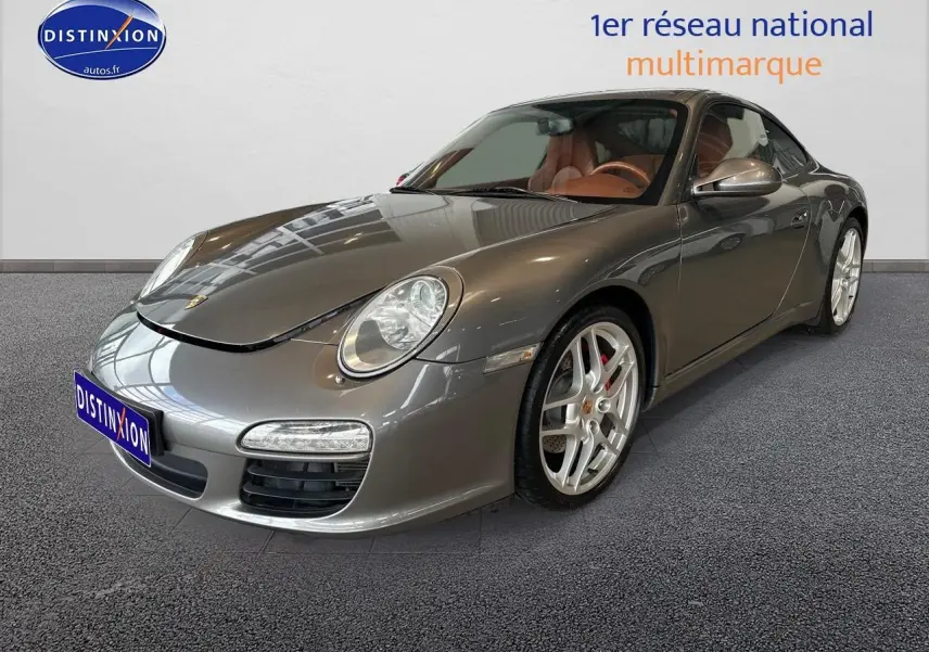 Porsche 911 (997) Carrera PDK gris vue 3/4 avant droit avec jantes alu et intérieur cuir marron visible.