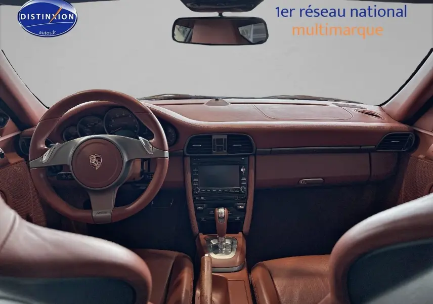Intérieur cuir marron de la Porsche 911 (997) carrera pdk 2009, vue frontale sur tableau de bord et volant.