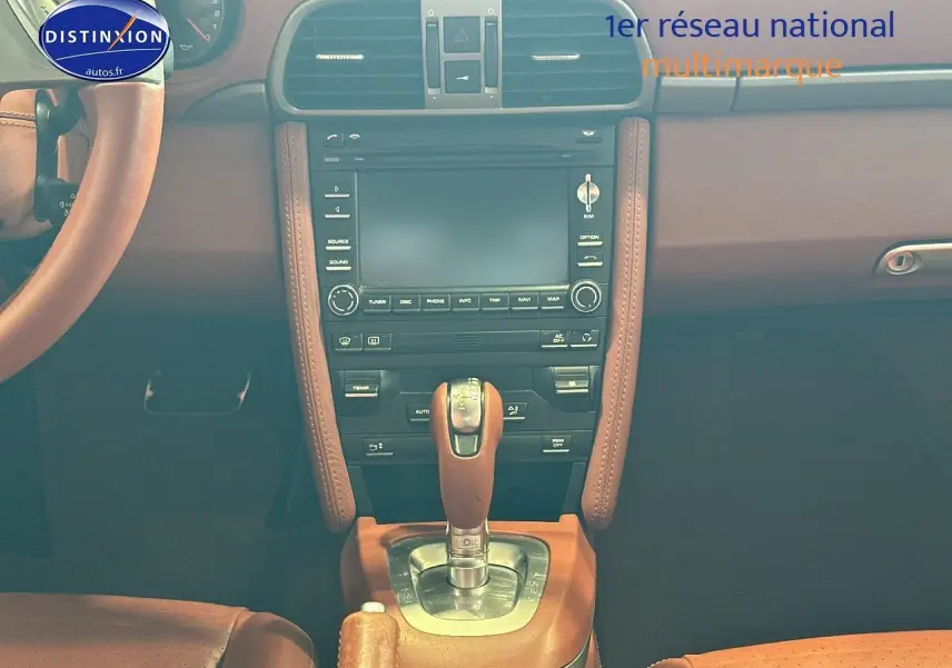 Intérieur de Porsche 911 (997) carrera pdk 2009, vue centrale sur la console avec levier de vitesse cuir marron et écran tactile éteint.
