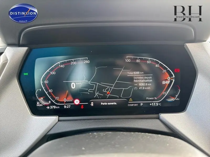 Tableau de bord numérique de BMW Série 1 116dA 2022 affichant la vitesse, carte et alertes en mode confort