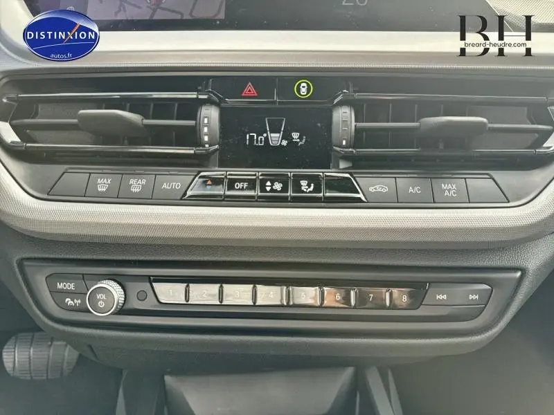 Tableau de bord de BMW Série 1 116dA 2022, vue frontale sur commandes climatisation et audio, finition Business Design.