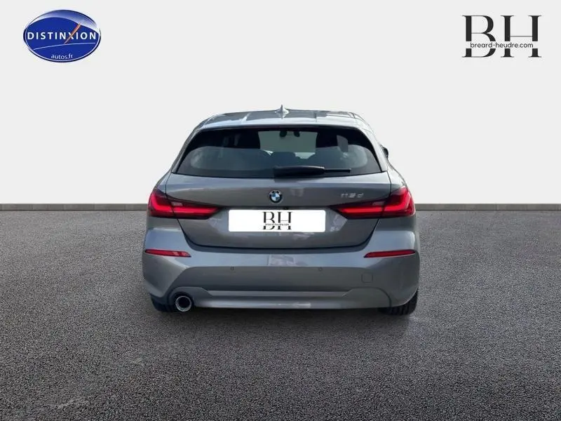 Vue arrière d'une BMW Série 1 116dA gris Skyscraper métallisé avec feux LED et sortie d'échappement chromée côté gauche.