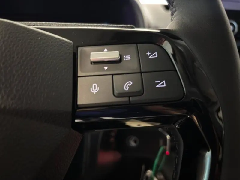 Gros plan sur les commandes noires du volant multifonction du Citroën Berlingo Fourgon 2025, finition Plus.