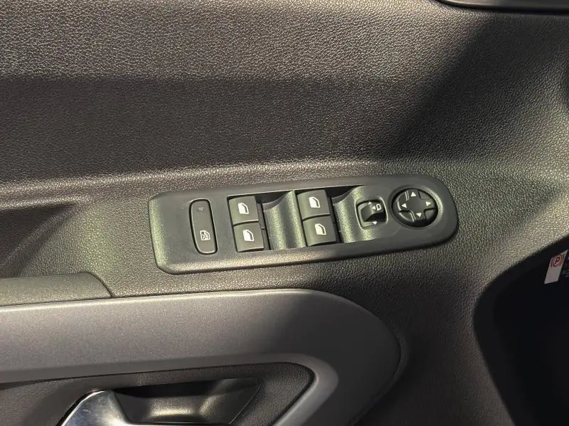 Commande des vitres et rétroviseurs sur la porte côté conducteur du Citroën Berlingo Fourgon noir Perla Nera nacré 2025