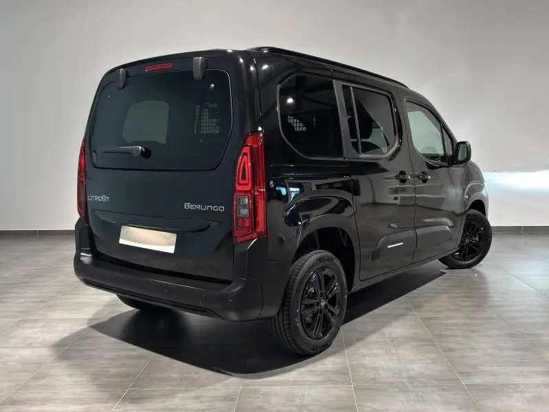 Vue 3/4 arrière droite du Citroën Berlingo Fourgon noir Perla Nera nacré avec portes latérales coulissantes et vitres teintées.