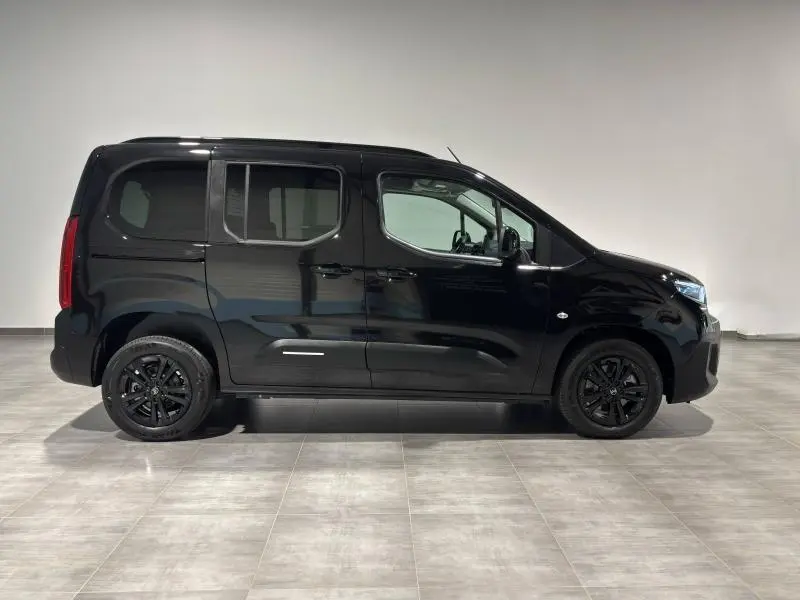 Profil côté droit du Citroën Berlingo Fourgon 2025 noir Perla Nera nacré avec portes coulissantes et jantes noires.