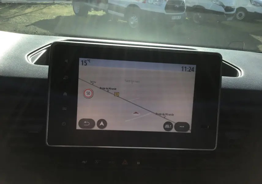 Écran tactile Easy Link 8'' du Renault Trafic Fourgon blanc, affichant la navigation GPS intérieure.