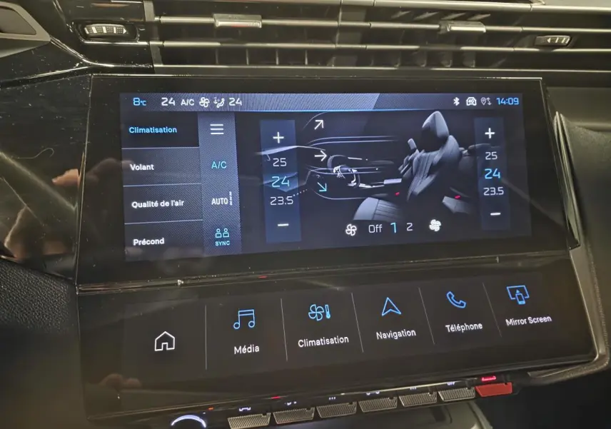Écran tactile central du tableau de bord du Peugeot 408 2024 affichant les réglages de climatisation et qualité de l'air.