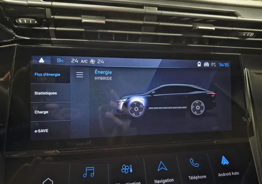 Écran tactile intérieur montrant l'interface énergie hybride avec silhouette noire de la Peugeot 408 vue de profil.