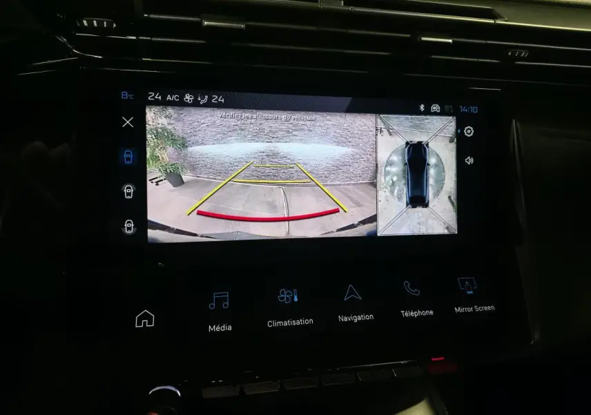 Écran tactile intérieur montrant la caméra de recul et la vue à 360° du Peugeot 408 bleu, tableau de bord sombre.