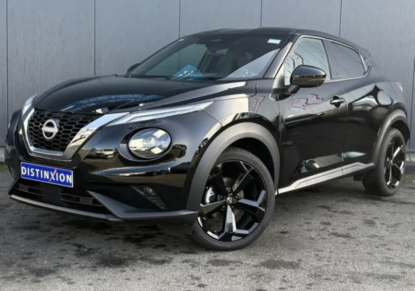 Nissan Juke 2024 noir Black Pearl en 3/4 avant droit avec jantes alliage noires et calandre chromée.