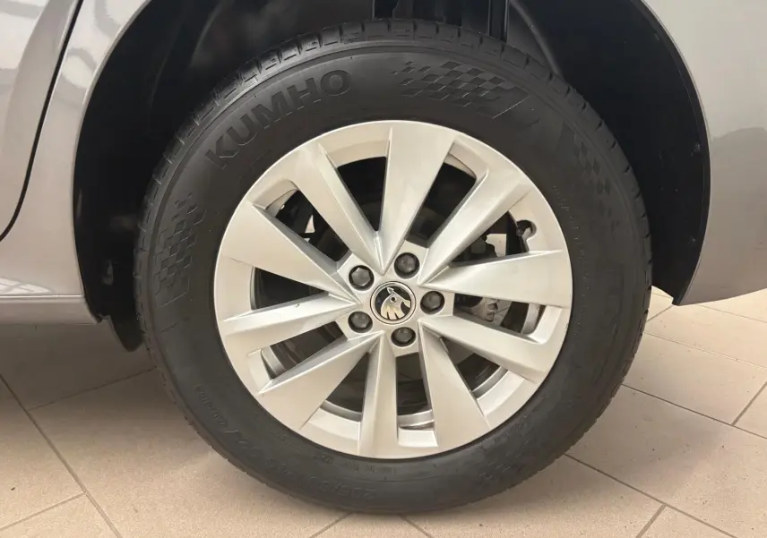 Gros plan sur la roue avant droite du Skoda Kamiq gris graphite, mettant en valeur la jante alliage et le pneu Kumho.