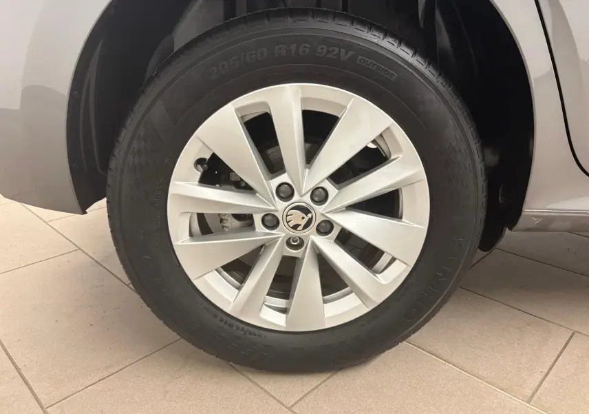 Gros plan sur la roue avant gauche du Skoda Kamiq 2023 gris graphite avec jante alliage et pneu Kumho.
