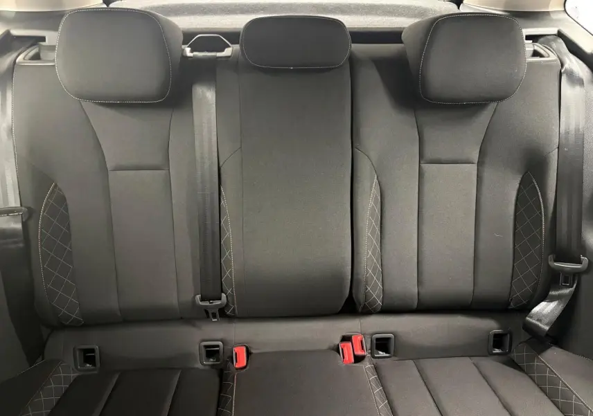 Vue intérieure sur la banquette arrière noire avec surpiqûres contrastantes du Skoda Kamiq Gris Graphite 2023.