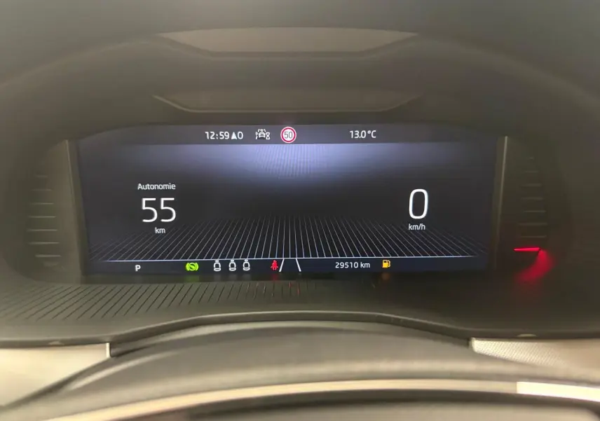 Affichage numérique du tableau de bord du Skoda Kamiq 2023, montrant autonomie, vitesse et température extérieure.