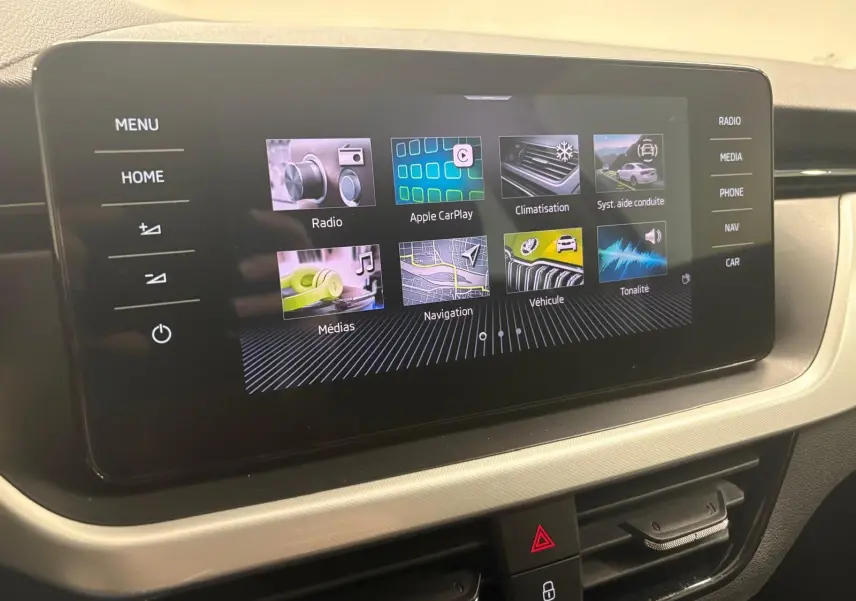 Écran tactile central du Skoda Kamiq 2023 affichant les menus multimédia et navigation, intérieur sobre et moderne.