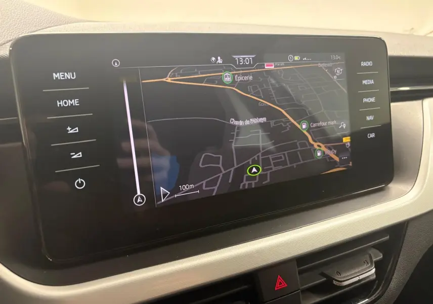Écran tactile central du tableau de bord du Skoda Kamiq 2023 affichant la navigation GPS en mode carte.