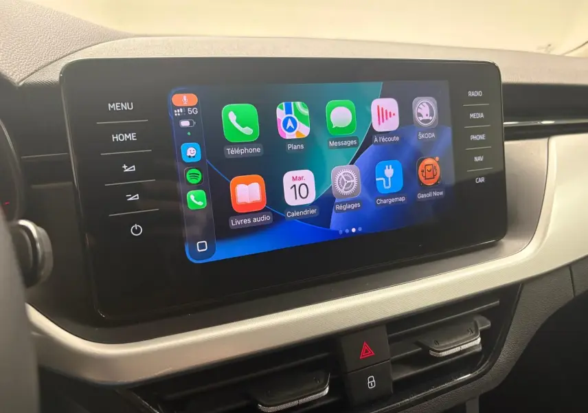 Écran tactile central du Skoda Kamiq 2023 affichant les applications connectées, avec commandes latérales visibles.