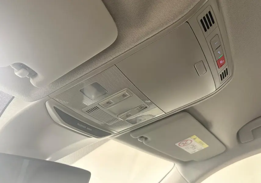 Plafonnier intérieur gris clair avec commandes d’éclairage et pare-soleil dans un Skoda Kamiq 2023.