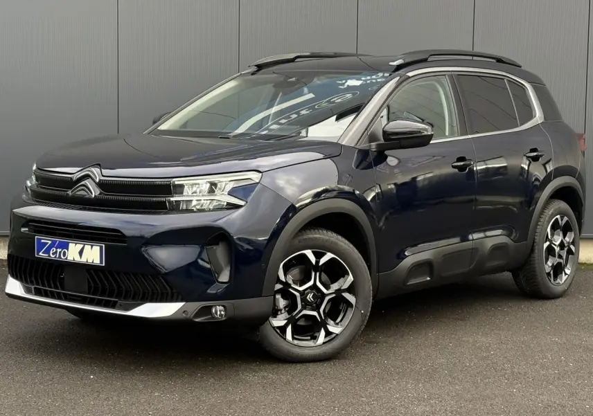 Citroën C5 Aircross Bleu Eclipse en 3/4 avant droit avec jantes diamantées et barres de toit noires.