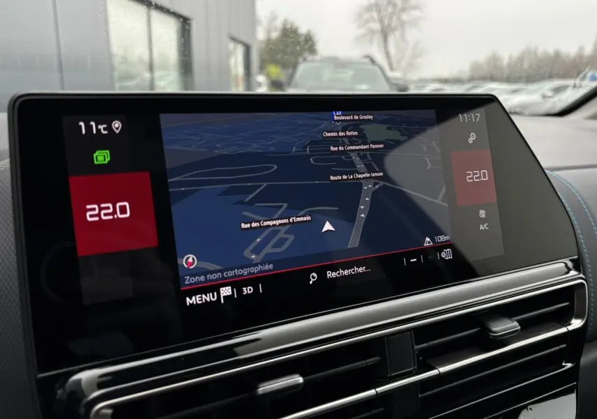 Vue rapprochée de l’écran tactile central du Citroën C5 Aircross 2025 affichant la navigation et la température à 22°C.
