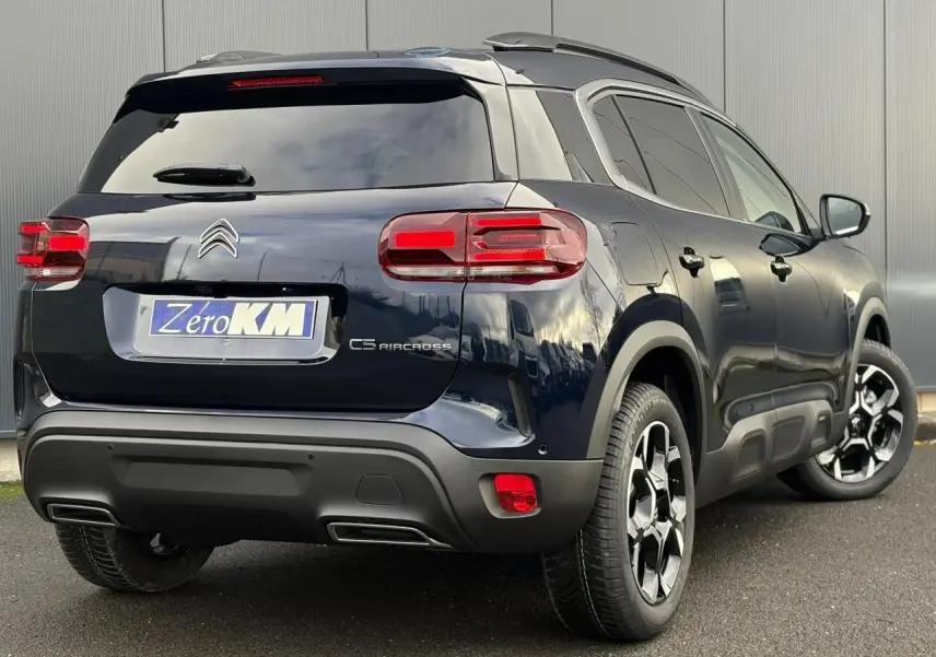 Vue 3/4 arrière droite d'un Citroën C5 Aircross Bleu Eclipse avec feux arrière LED et jantes alliage bi-ton.