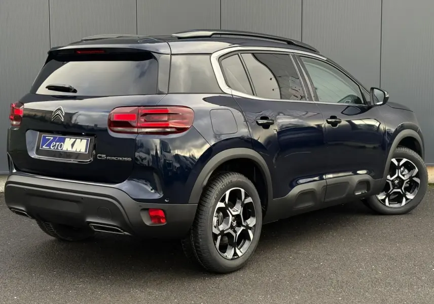 Vue 3/4 arrière droite du Citroën C5 Aircross Bleu Eclipse avec jantes alliage bi-ton et vitres surteintées.