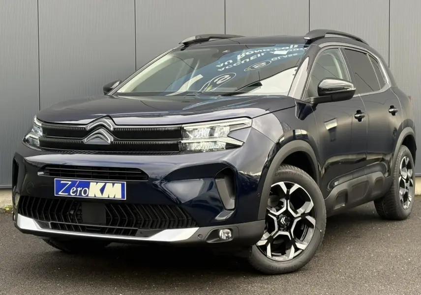 Citroën C5 Aircross Bleu Eclipse en 3/4 avant droit, avec jantes alliage bi-ton et barres de toit noires.