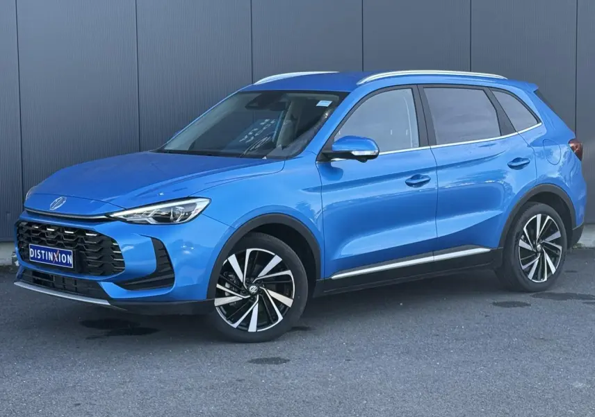 MG Motor ZS 1.5 Hybrid+ 197 Luxury bleu Como en 3/4 avant droit avec jantes alliage 18 pouces et rails de toit.