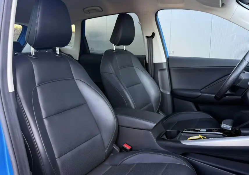 Vue intérieure côté conducteur du MG ZS 1.5 Hybrid+ 197 Luxury avec sièges similicuir noir et accoudoir central.