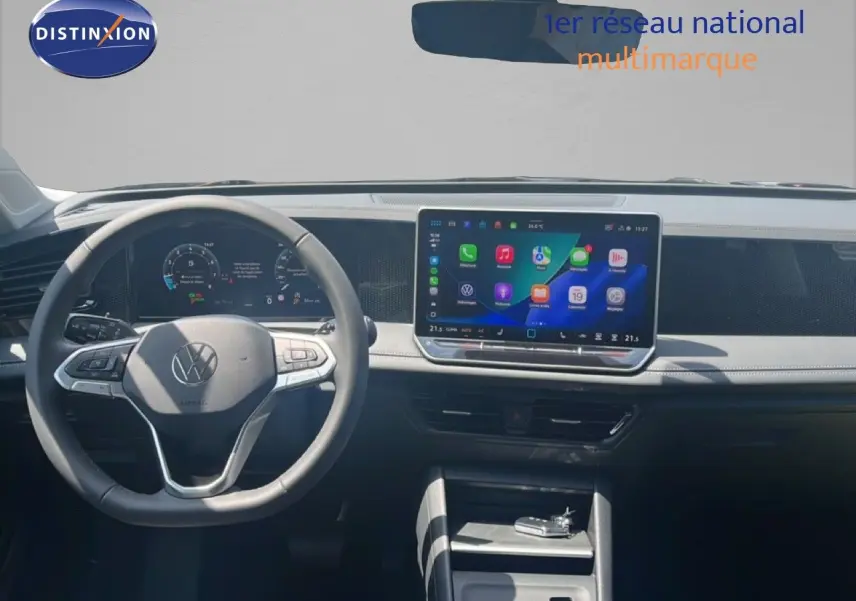 Vue intérieure du tableau de bord du Volkswagen Tiguan 2026 avec écran tactile central et volant multifonction noir.